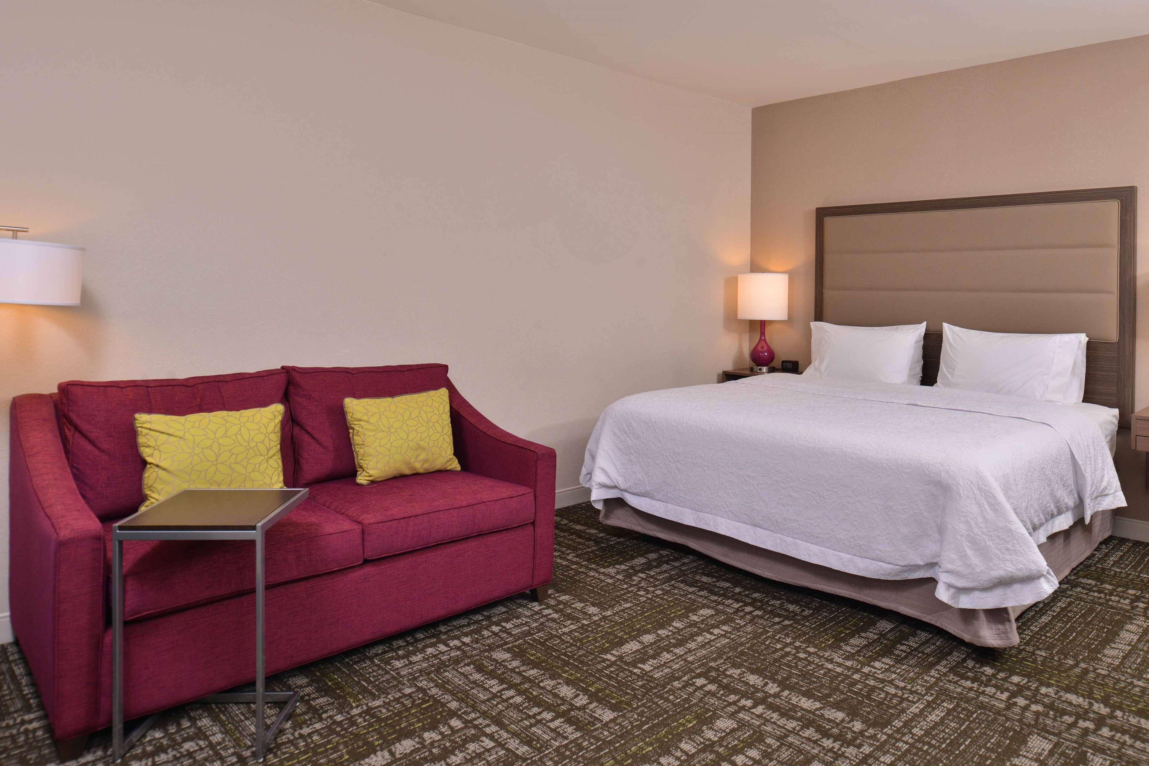 Hampton Inn & Suites Dallas Market Center Exterior foto